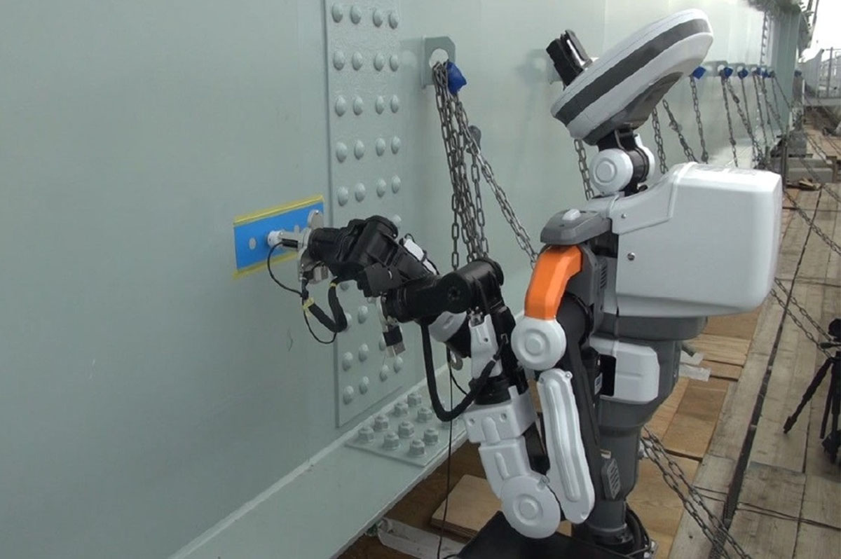 遠隔で実施した塗装膜厚測定のようす