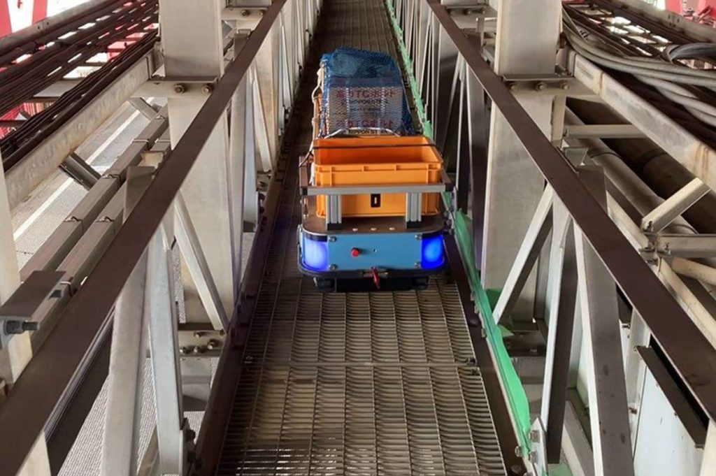 阪神高速道路の港大橋で実用化した、AGV（資材搬送台車）「EGmobile」