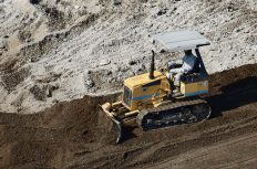 ブルドーザーに轢かれて、元請も下請も孫請も孫請従業員も全員提訴。ついでに分かった”ある人物”の過失