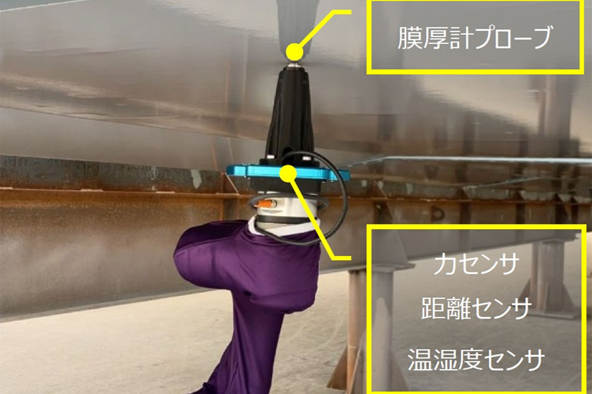 ロボットのエンドエフェクタには膜厚計のブロープと6 軸力センサー、距離センサー、温湿度センサーが取り付けられている。