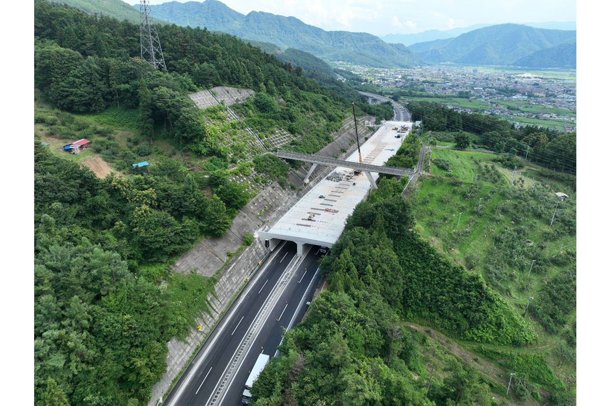 供用中の高速道路で初となる切土構造を門型カルバートによるトンネル構造へ転換する地すべり変状対策の先進的取り組み