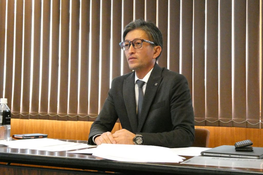 記者会見を行う（一社）マルチアングル工法協会 鉞勇貴会長