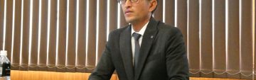 記者会見を行う（一社）マルチアングル工法協会 鉞勇貴会長
