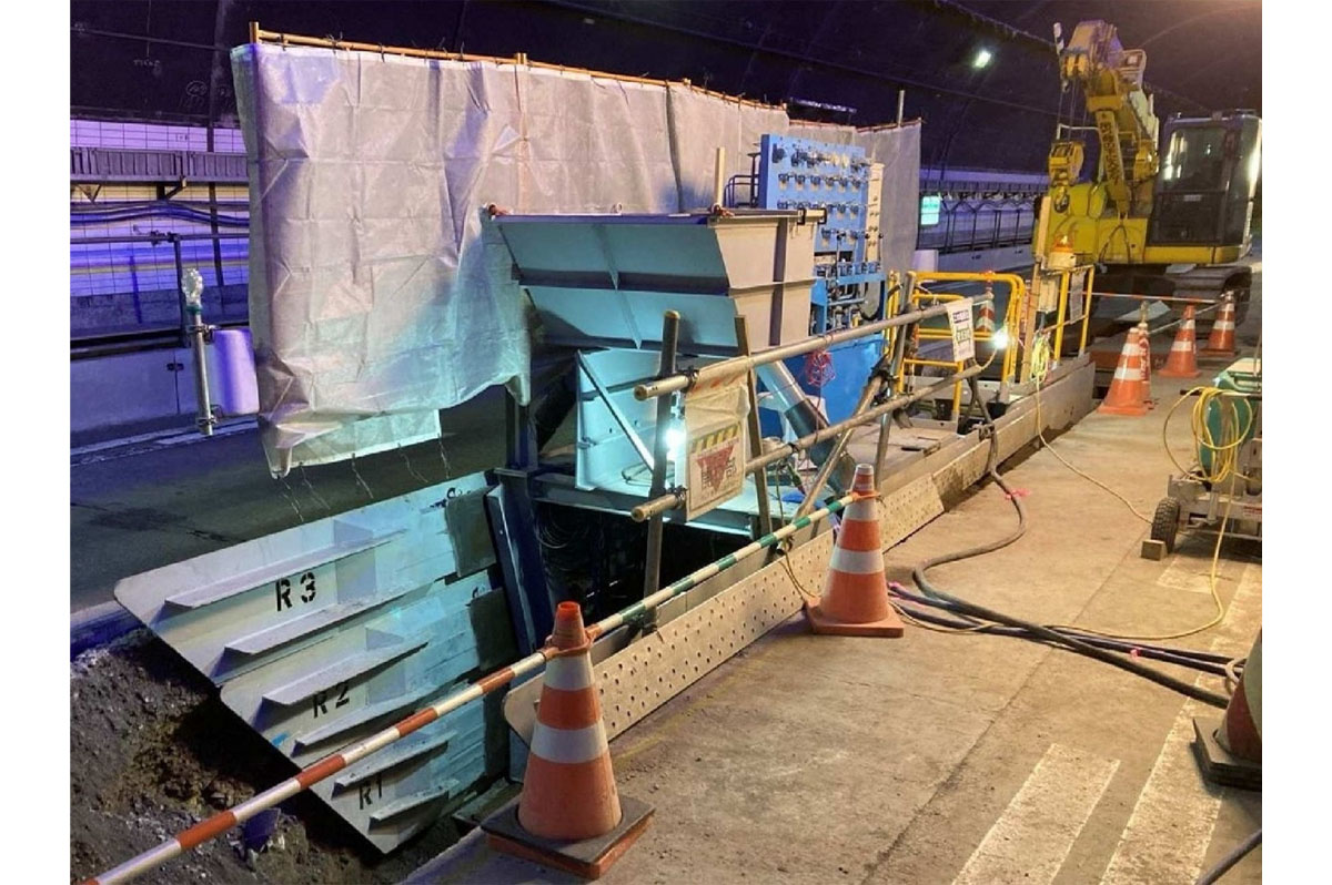 供用中の高速道路におけるＵ型土留めを利用したインバート急速施工