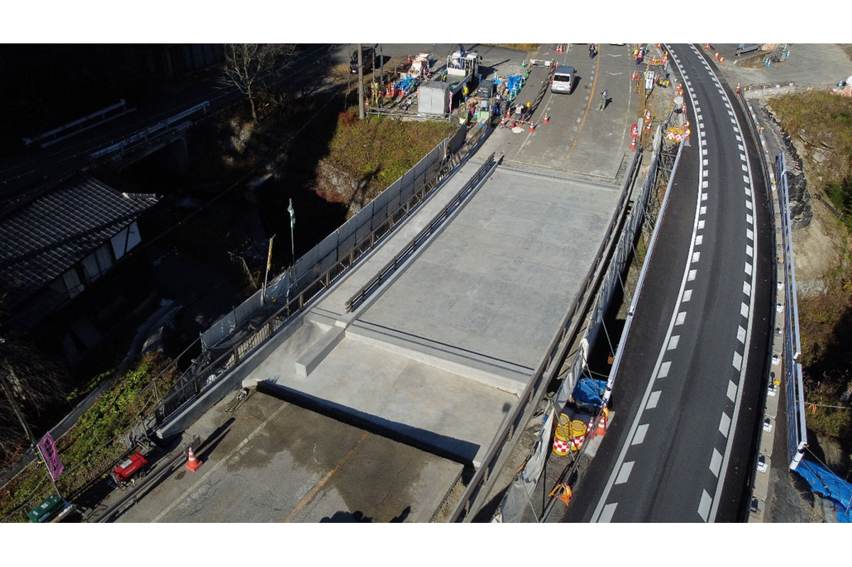 超高強度繊維補強コンクリートを用いた床版架替え工事について