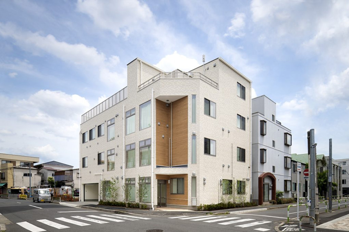 八木建設が手掛けた木造4階建てのクリニック