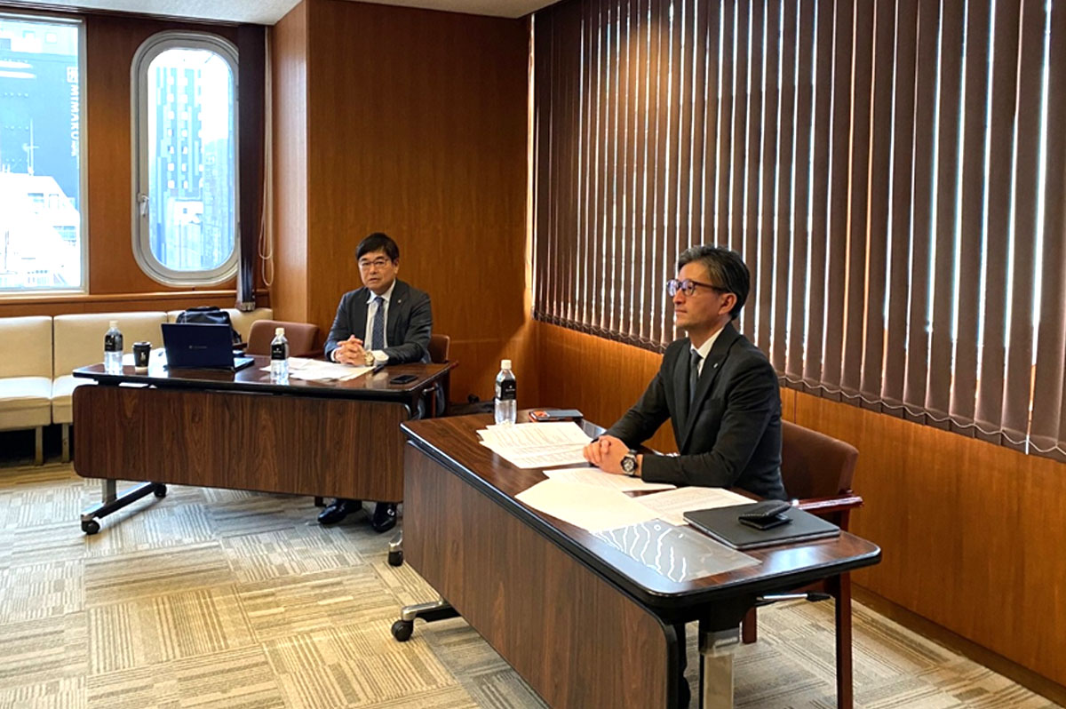 会見のもよう（左：加藤隆大・日綜産業 法面事業部 執行取締役事業部長、右：鉞勇貴会長）