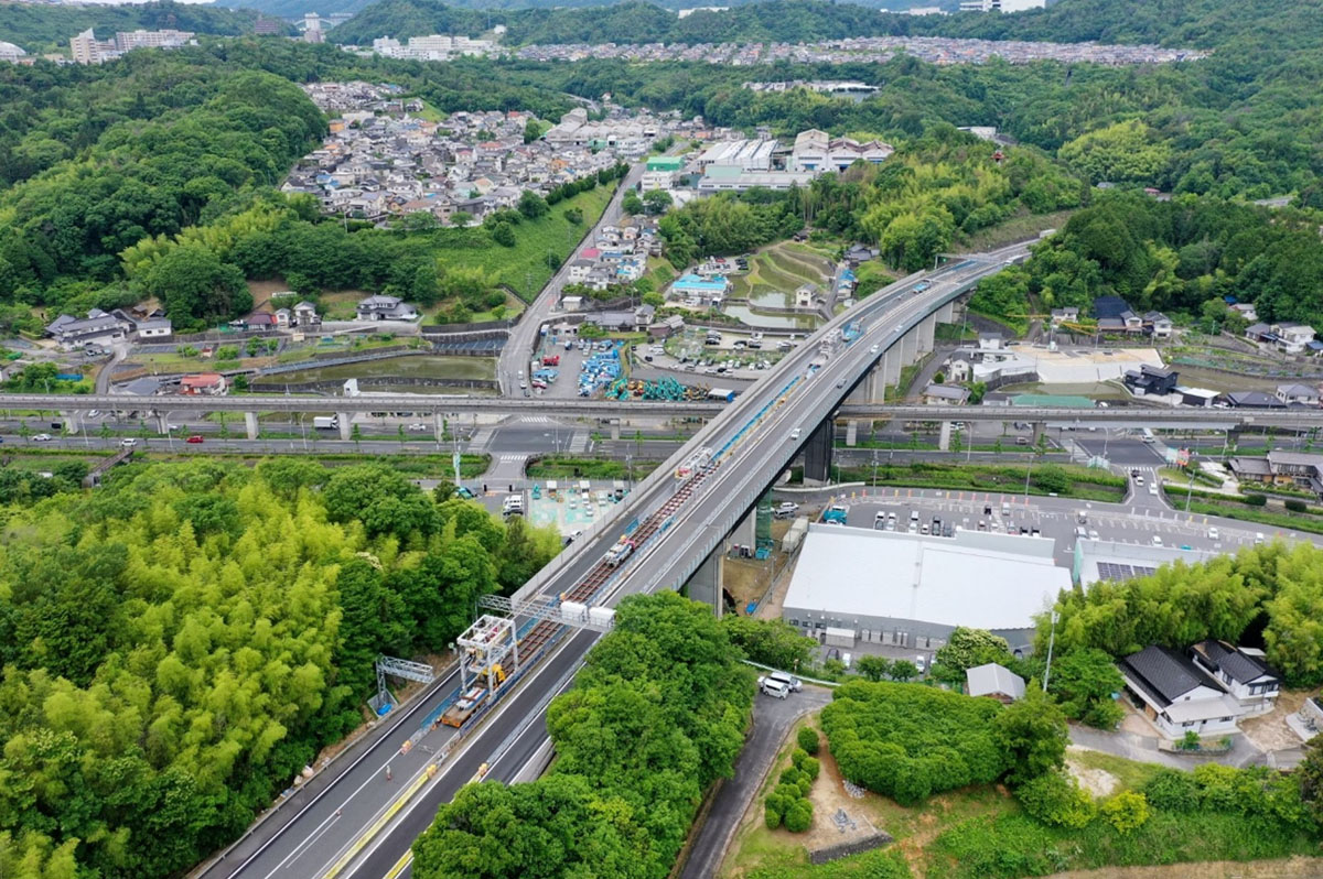 ソーシャルロスを最小化する新しい施工システムを用いた道路橋床版取替リニューアルプロジェクト－広島自動車道伴高架橋（上り線）床版取替工事－