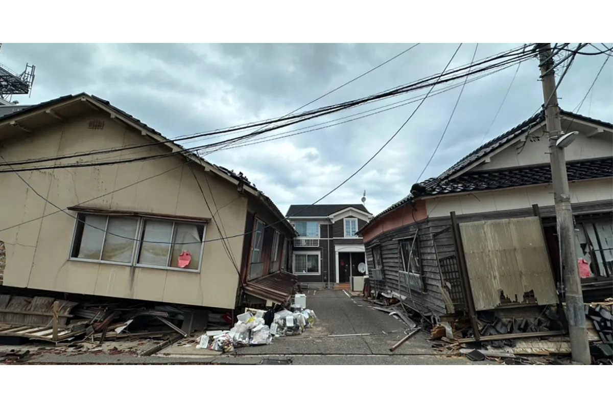 奥が大東建託の管理物件（現在は非管理）。両隣の建物が倒れ込んだものの、倒壊は免れた。