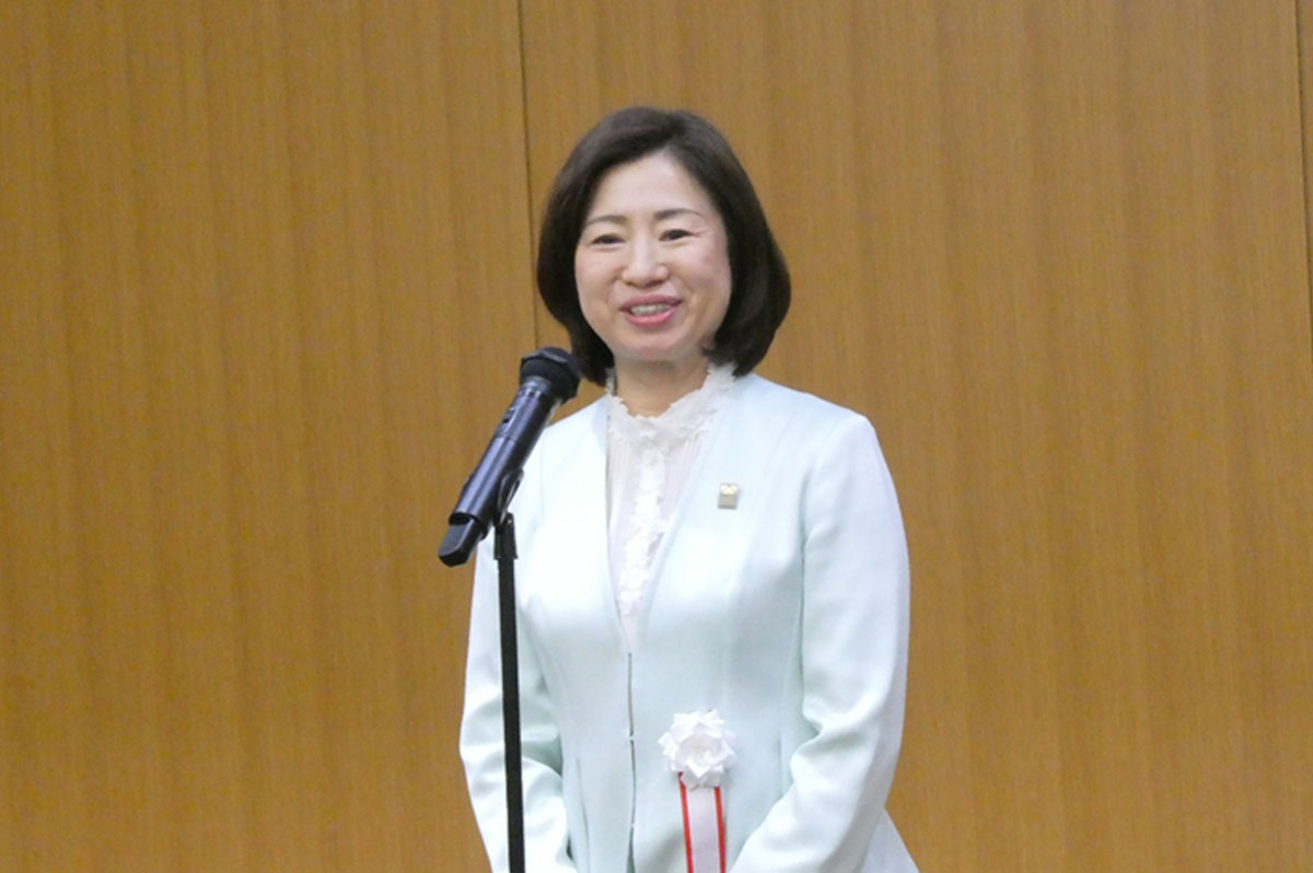 全体講評を行った田中里沙選考委員長