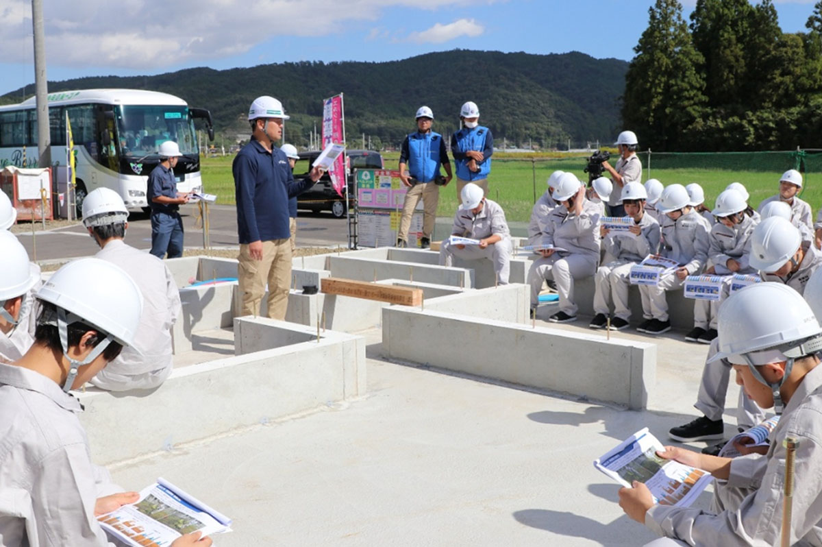 2025年10月16日に開催した木造住宅の建築現場見学会（宮城県白石工業高等学校）