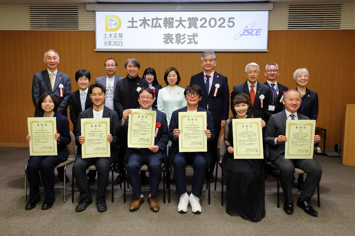 準優秀部門賞の受賞者の記念撮影