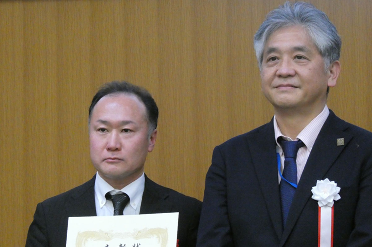 左から、北海道建青会の柏谷匡胤会長、奥田晃久氏(土木広報センター次長)