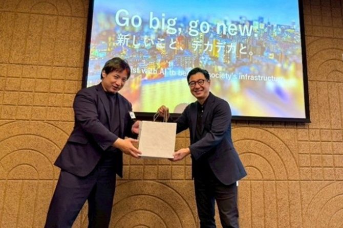 左から、永賢組の永草社長、マイクロソフト本社のAI Agent GTM部門の上原正太郎氏