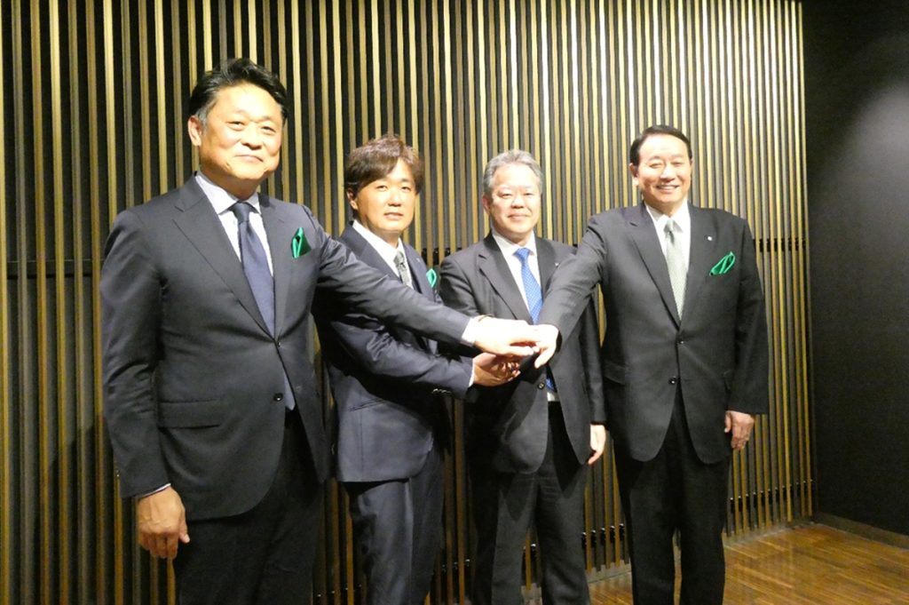 左から、テラヤマの寺山樹生社長、田主丸緑地建設の小西範揚社長、YKK AP LANDSCAPEの粟井琢美社長、YKK APの堀秀充会長