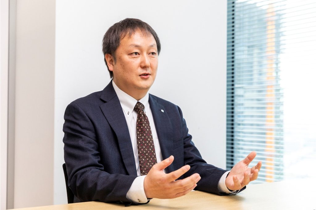 インタビューを受ける 中川幸彦氏（株式会社タカミヤ）