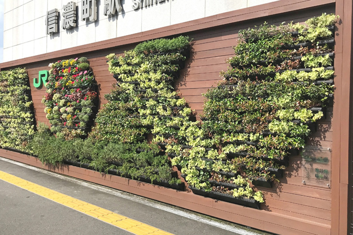 JR信濃町駅に採用された壁面緑化「トスラシステム」