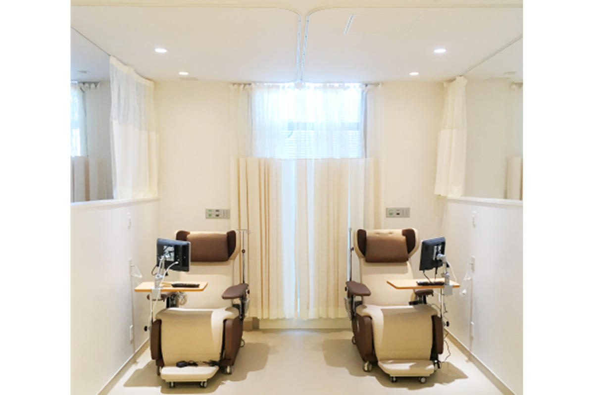 病院用天井放射冷暖房システムが導入された「埼玉石心会病院」の化学療法室