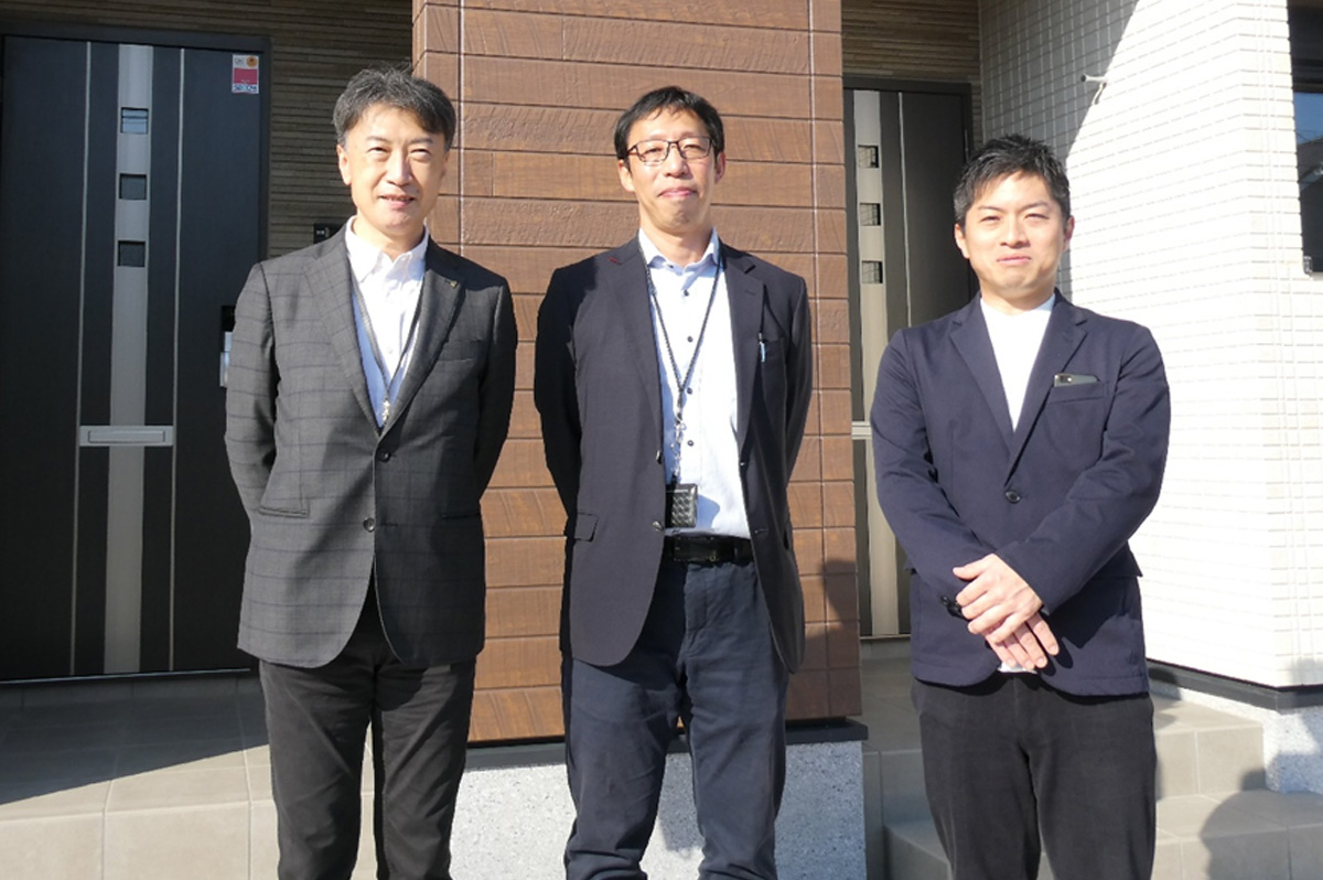 左から、大東建託商品開発部商品開発課の櫻井正雄課長、同課の泉川仁史チーフ、総務部 防災管理課の仲宗根昌則課長