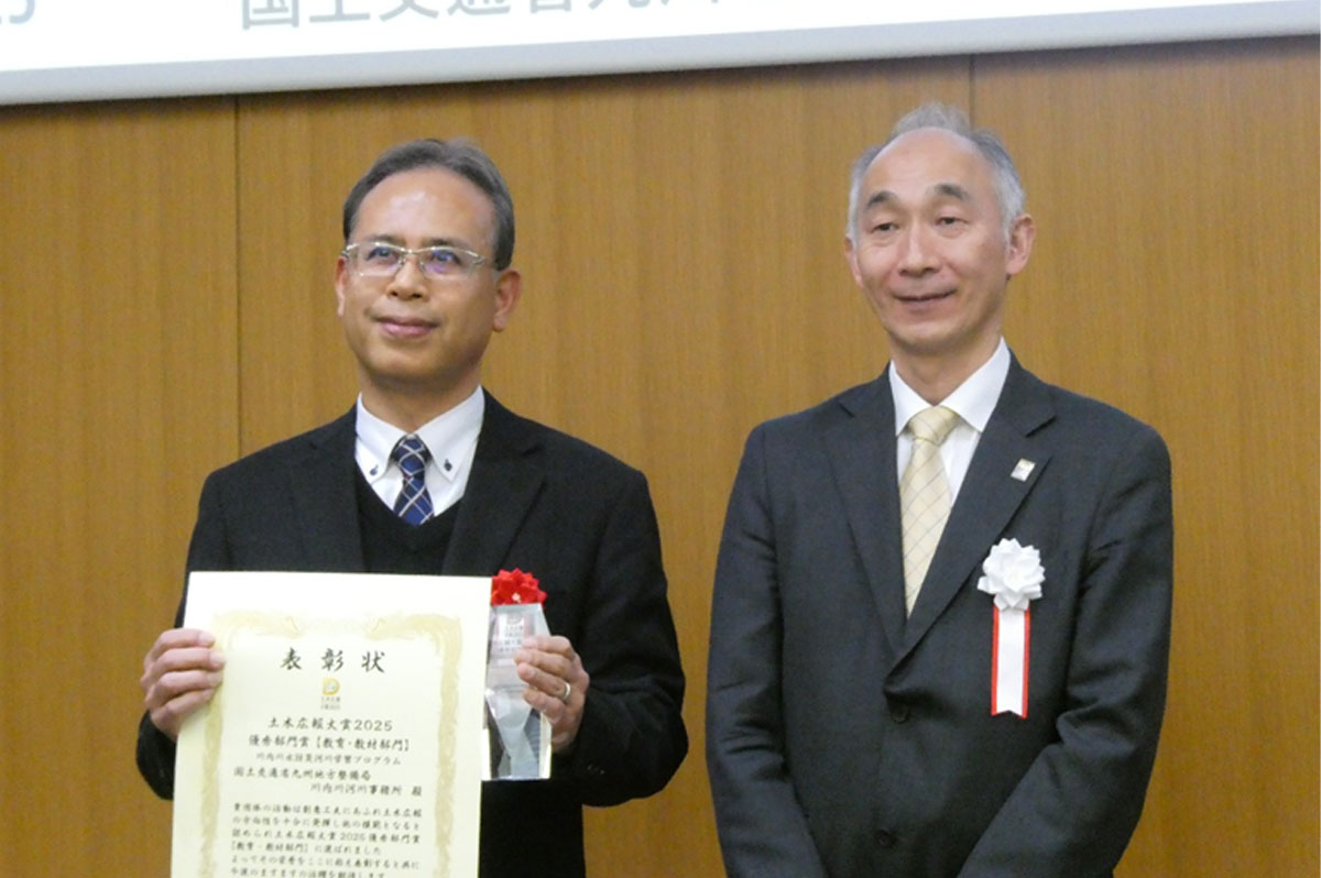 国土交通省九州地方整備局川内川河川事務所の亀園隆所長(左)