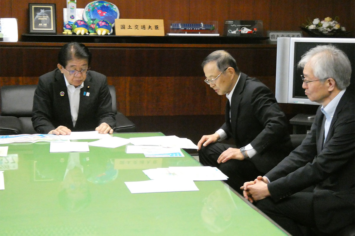 池内会長の説明を聞く金子国交相
