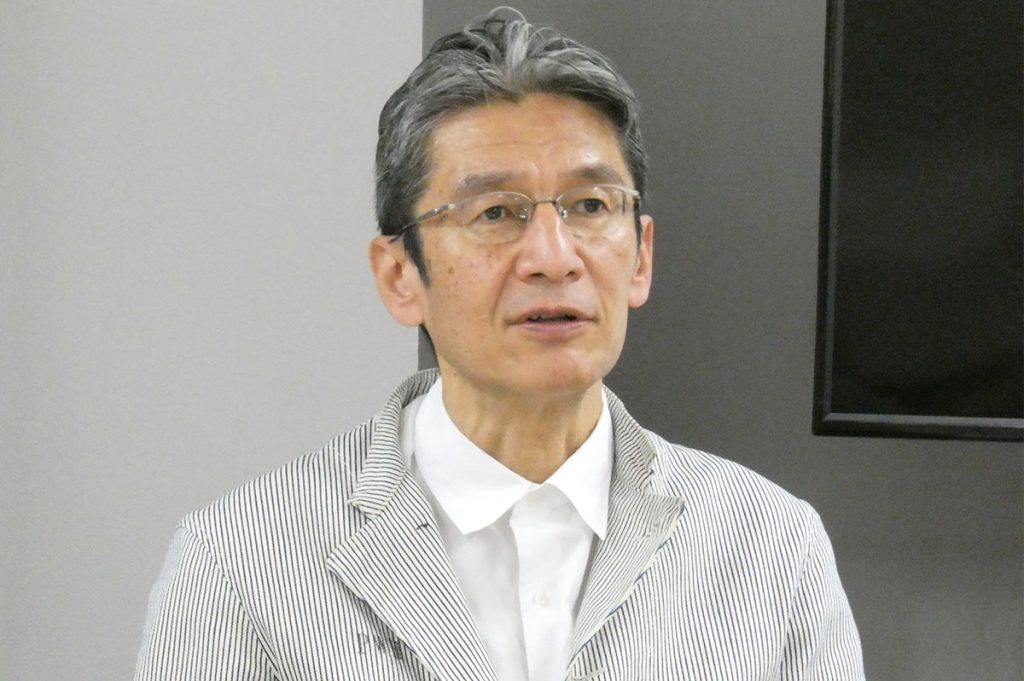 プレスの質疑応答に答える小野田泰明会長（東北大学教授）