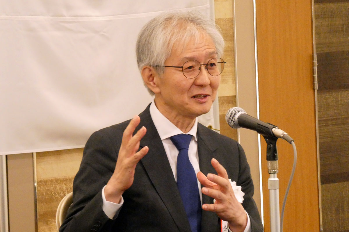 就任記者会見でプレスからの質問に答える小澤会長