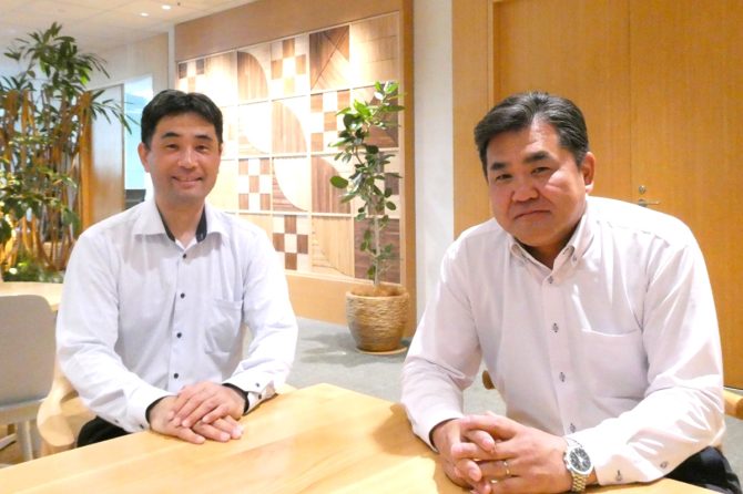 右から、住友林業株式会社 建築事業部 佐藤輝典氏（建築部長兼工事グループ グループマネージャー）、澤村大輔氏（建築部 工事グループ 安全・品質チームリーダー）