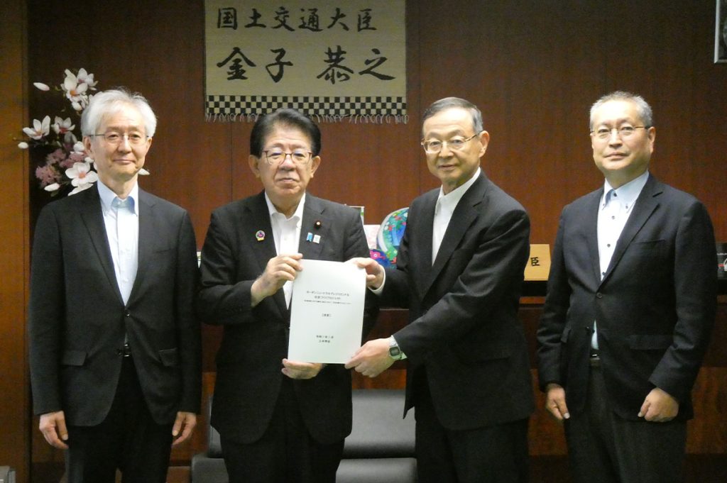 左から、小澤 一雅次期会長、金子恭之国交相、池内幸司会長、三輪準二専務理事