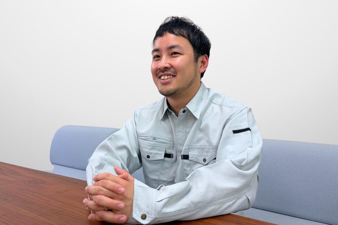 インタビューに応じる南都技研の新家遼士氏