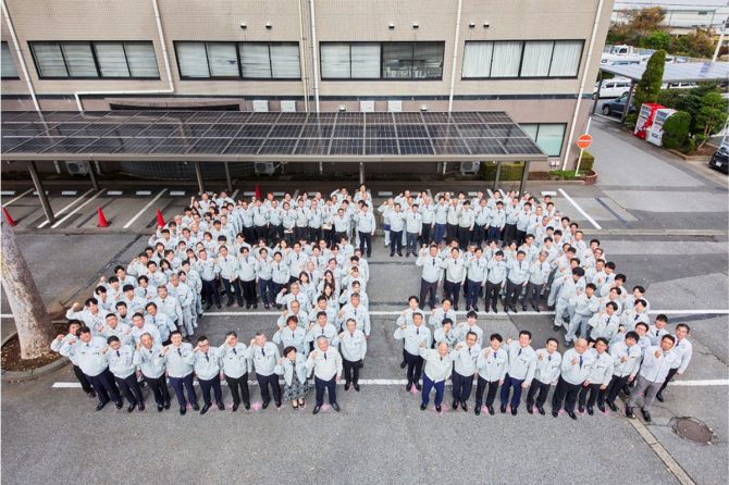 創業63年を迎え、社員一同で記念写真