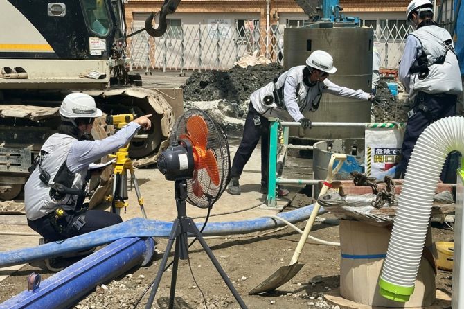 大東建託が開発した「ファン付きペルチェ式冷却ベスト」を着用しながら進められている、足立区千住の12階建RC造共同住宅現場